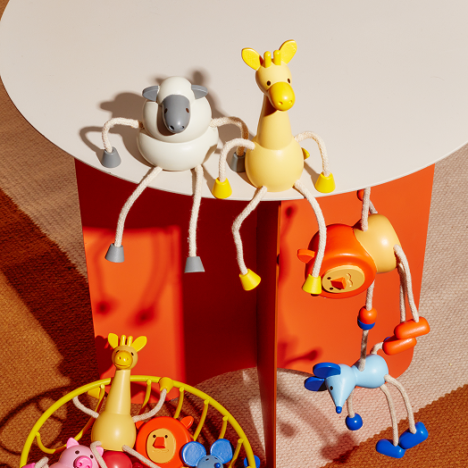 Kolorowe drewniane figurki zwierząt, w tym drewniana figurka żaba, dekoracyjne zabawki Areaware