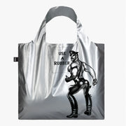 Srebrna torba podręczna TOM OF FINLAND z nadrukiem mężczyzny w skórzanym stroju od Yamann