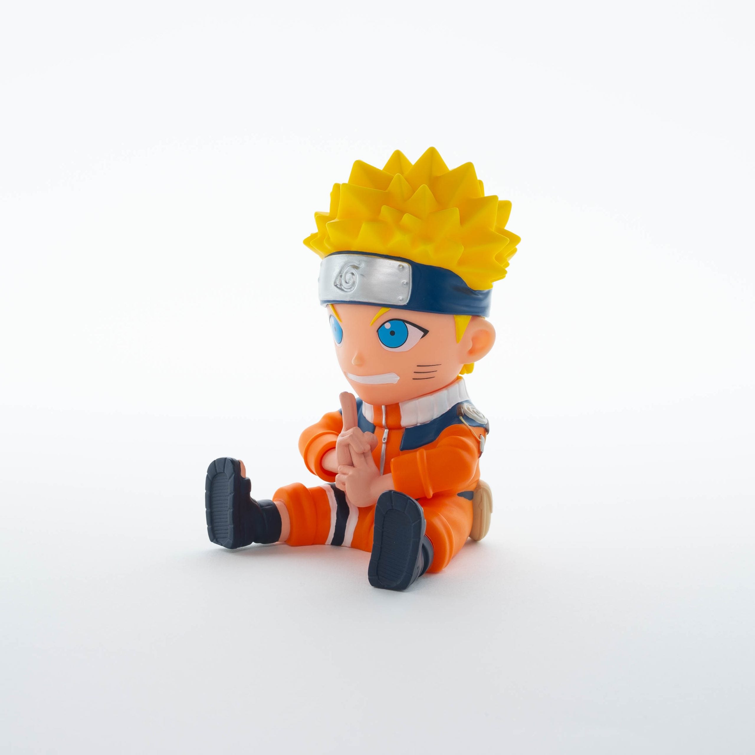 Plastoy skarbonka Naruto figurka w pomarańczowym stroju z żółtymi włosami siedząca w pozycji medytacyjnej