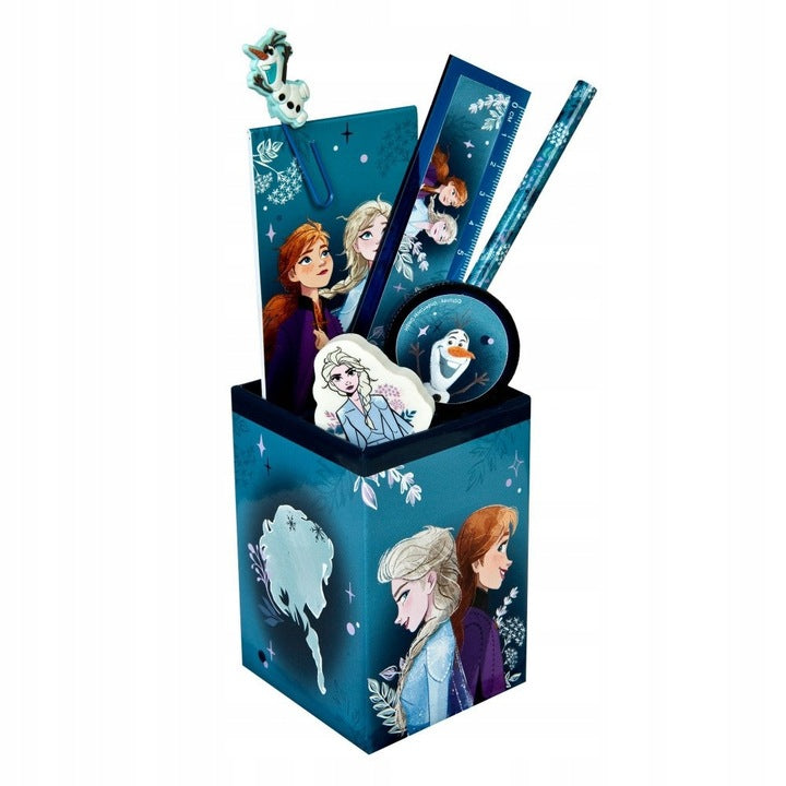 Der Behälter mit Schulmaterialien Die Eiskönigin mit Motiven der Charaktere Elsa und Anna sowie Schulzubehör.