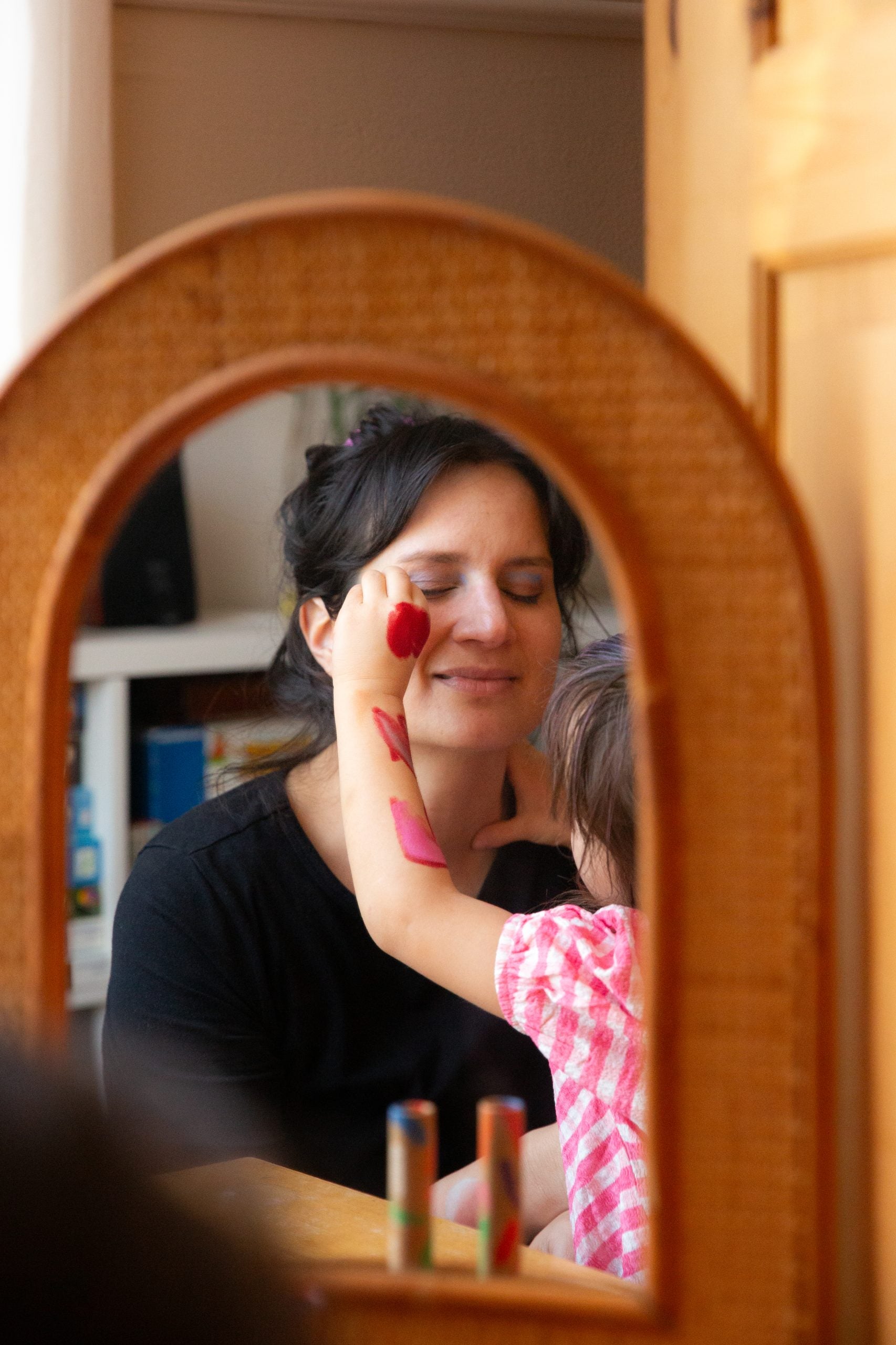 Dziecko maluje mamie twarz kolorami z palety cieni do powiek dla dzieci Yamann