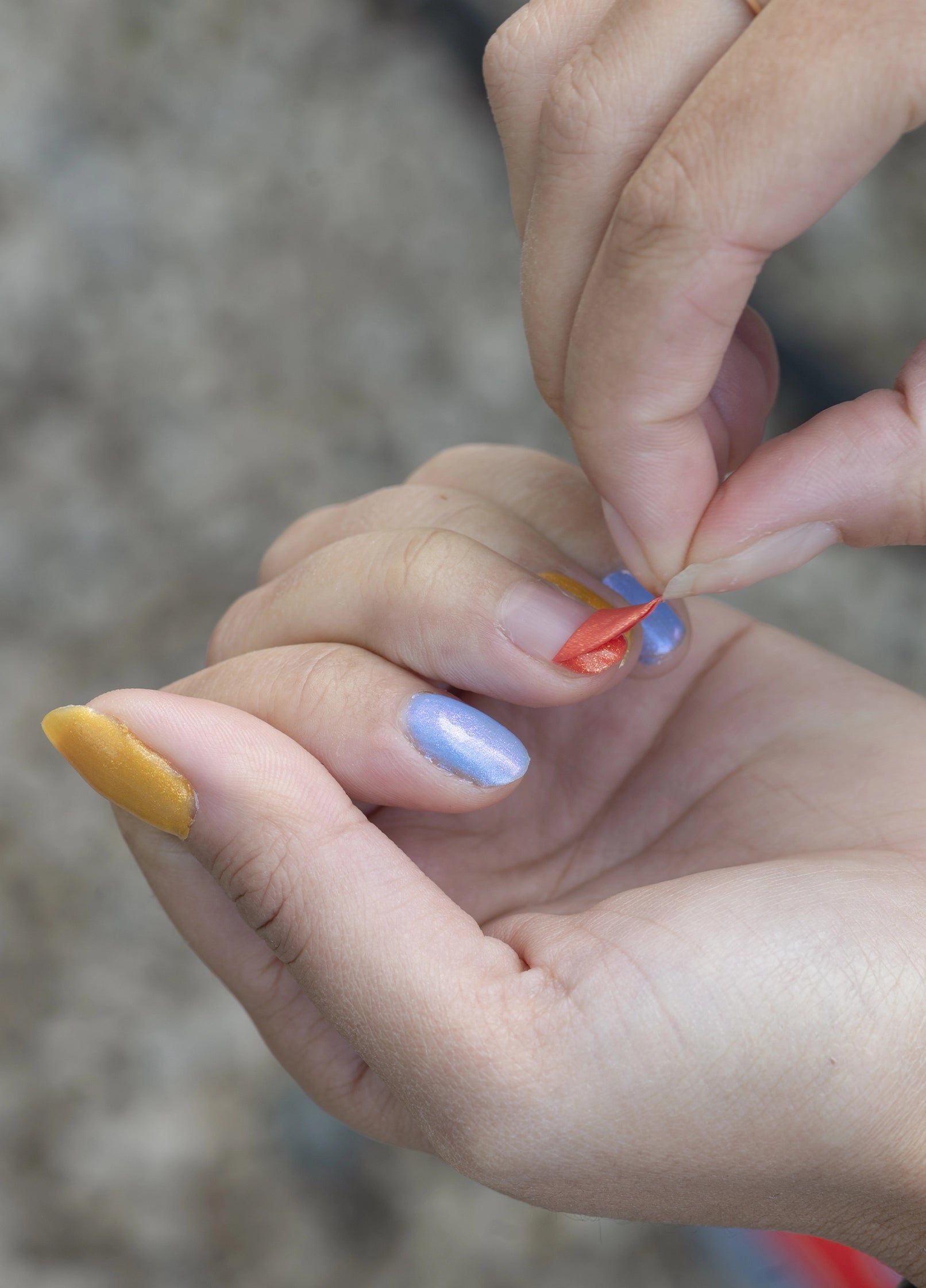 Odklejalny lakier do paznokci dla dzieci Namaki – Koralowy brokat