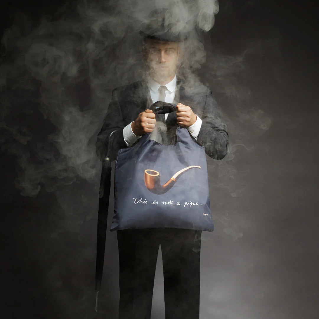 Torba podręczna Rene Magritte z nadrukiem fajki i napisem This is not a pipe na ciemnym tle