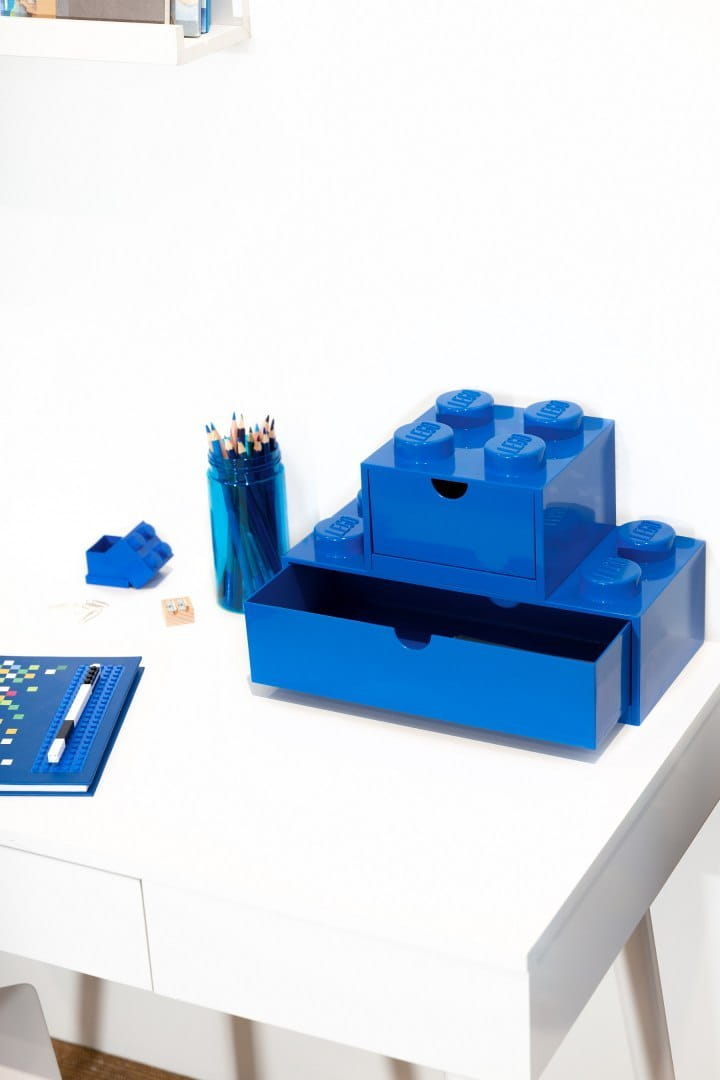 Niebieska szufladka LEGO na biurko w kształcie klocka z dwoma wysuwanymi szufladami