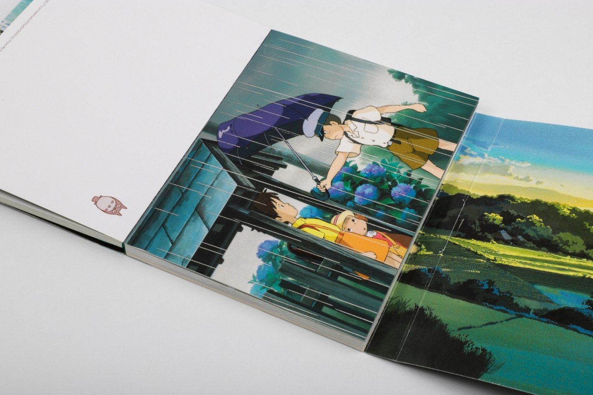 Zestaw pocztówek Mój Sąsiad Totoro z ilustracjami scen z filmu na otwartych kartach