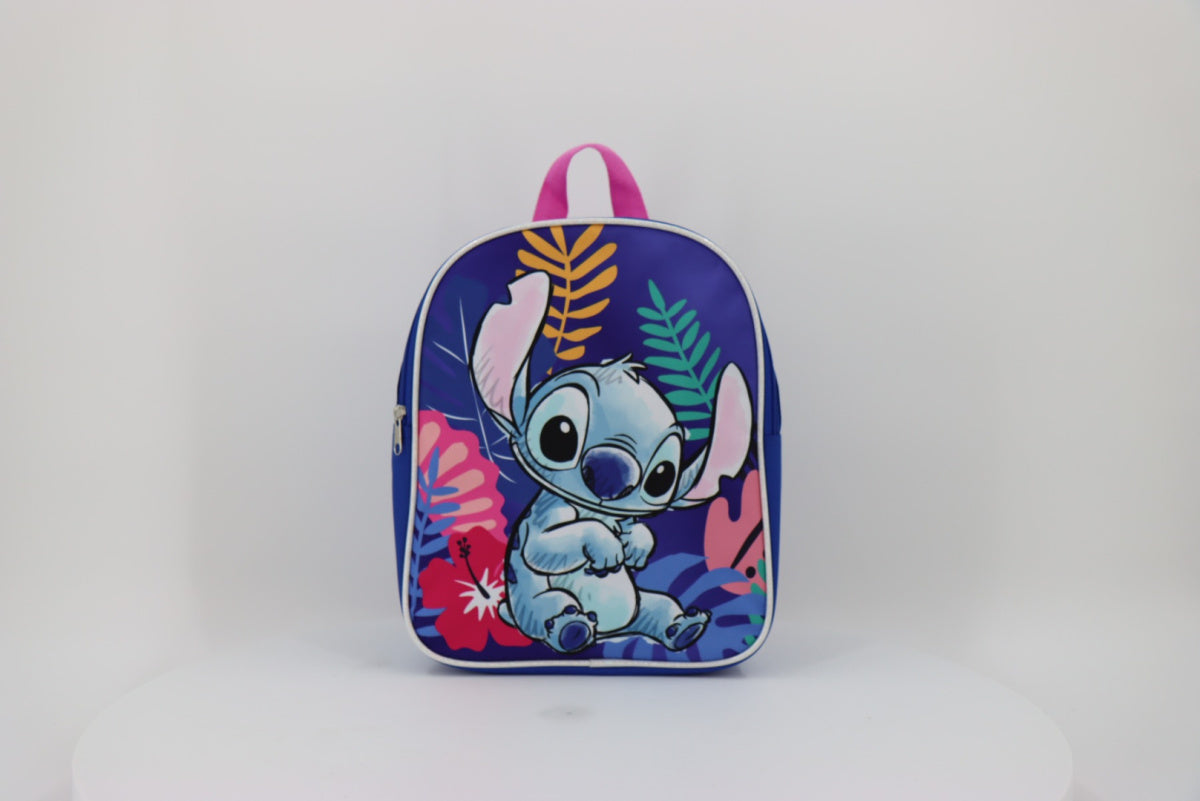 Bunter Kindergartenrucksack Lilo und Stitch mit der Figur Stitch auf lila Hintergrund mit Blumenmuster.