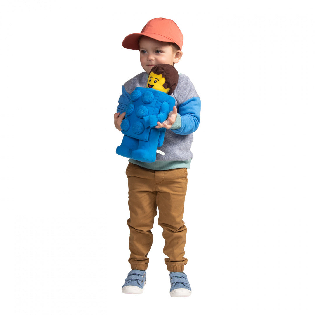 Chłopiec trzymający pluszak LEGO Brick Suit Boy niebieski pluszowy klockowy ludzik