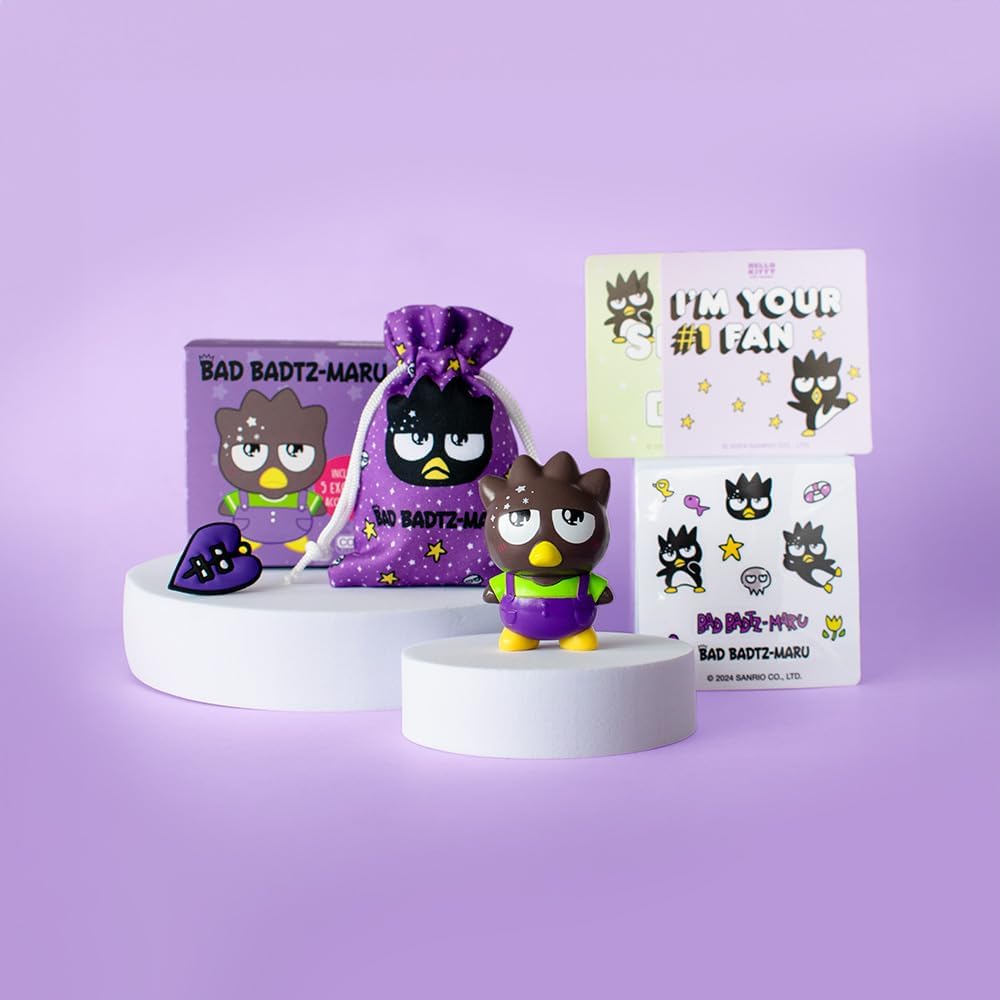 Figurka Badtz-Maru Hello Kitty z fioletowym woreczkiem i naklejkami od LOQI na fioletowym tle