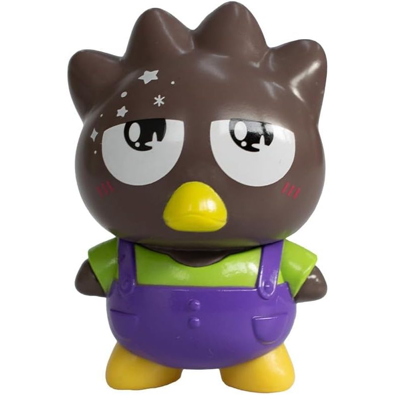 Figurka Badtz-Maru Hello Kitty z fioletowymi ogrodniczkami i zieloną koszulką