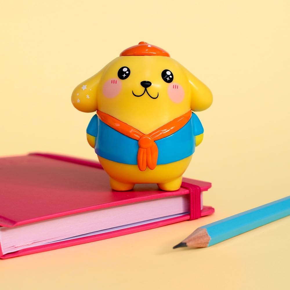 Żółta figurka Hello Kitty Kawaii Style ubrana w niebieską koszulkę i czerwony szalik na różowym notesie