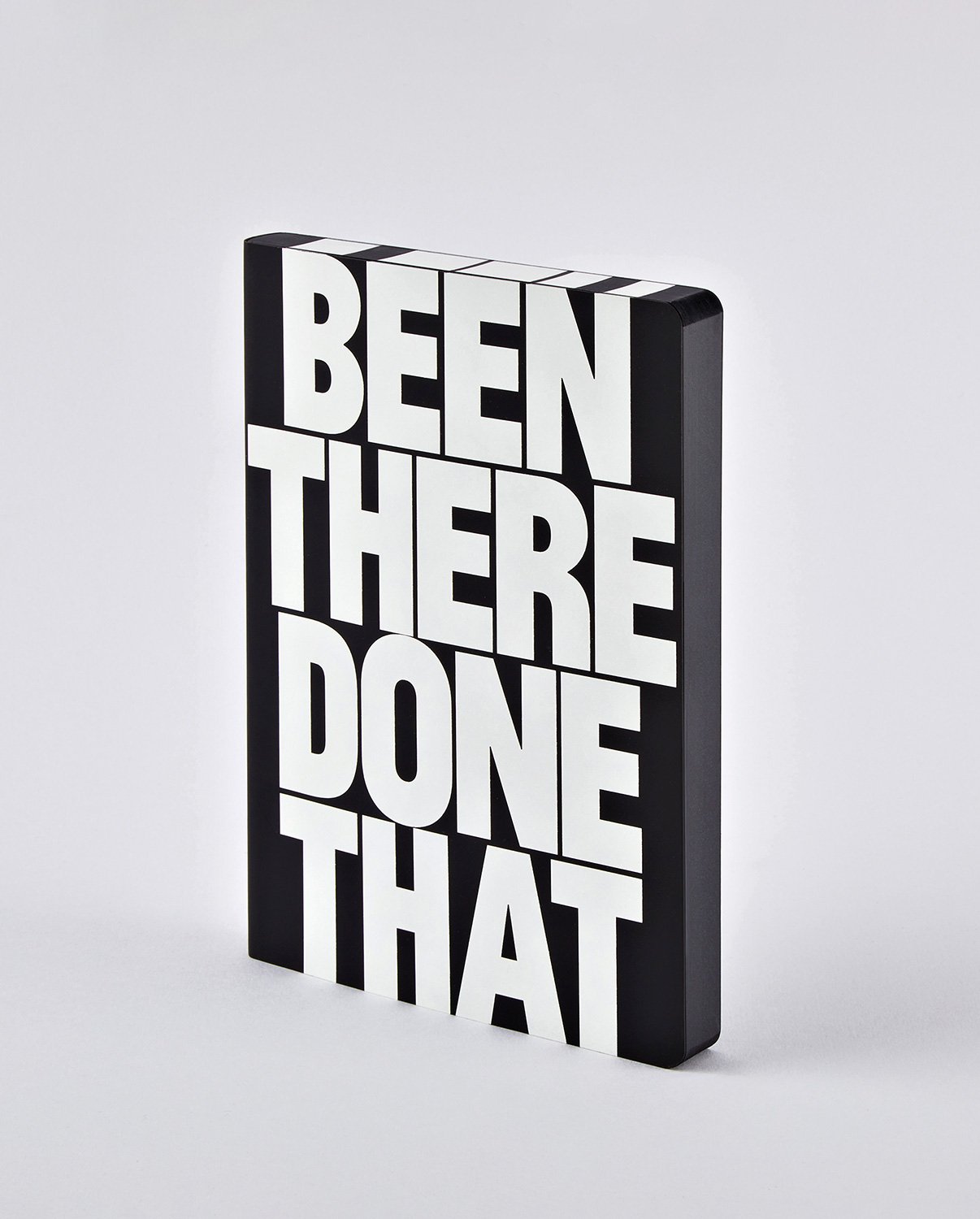 Czarny notatnik graphic L z dużym białym napisem BEEN THERE DONE THAT od Yamann