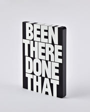 Czarny notatnik graphic L z dużym białym napisem BEEN THERE DONE THAT od Yamann