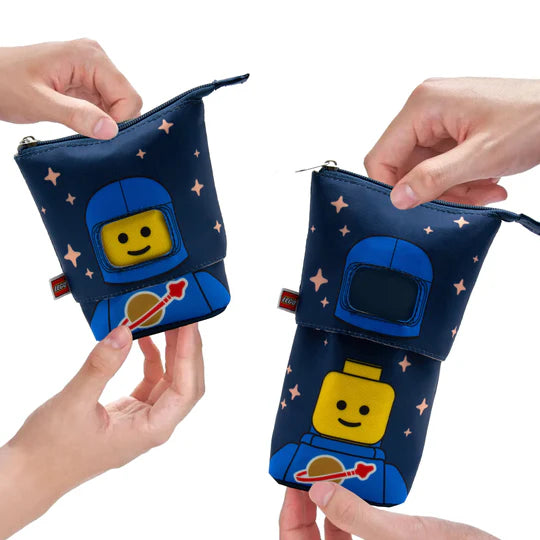 Niebieski piórnik LEGO astronauta niebieski z motywem kosmonauty i gwiazd w dłoniach