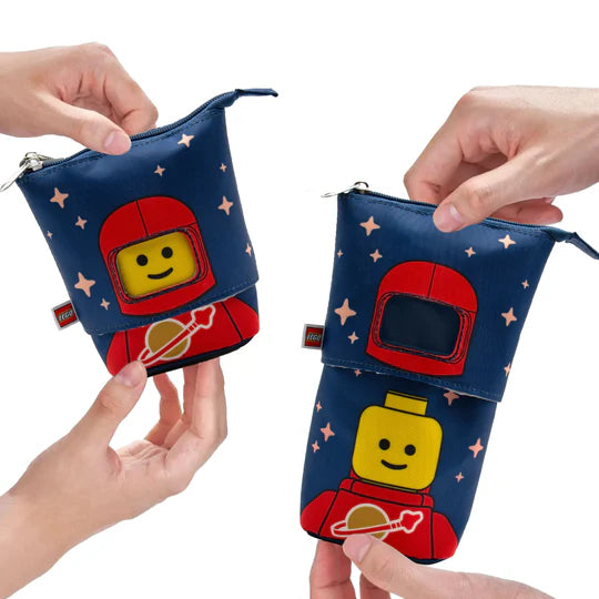 Piórnik LEGO czerwony astronauta z niebieskim tłem i gwiazdami, z dwustronnym motywem kosmonauty