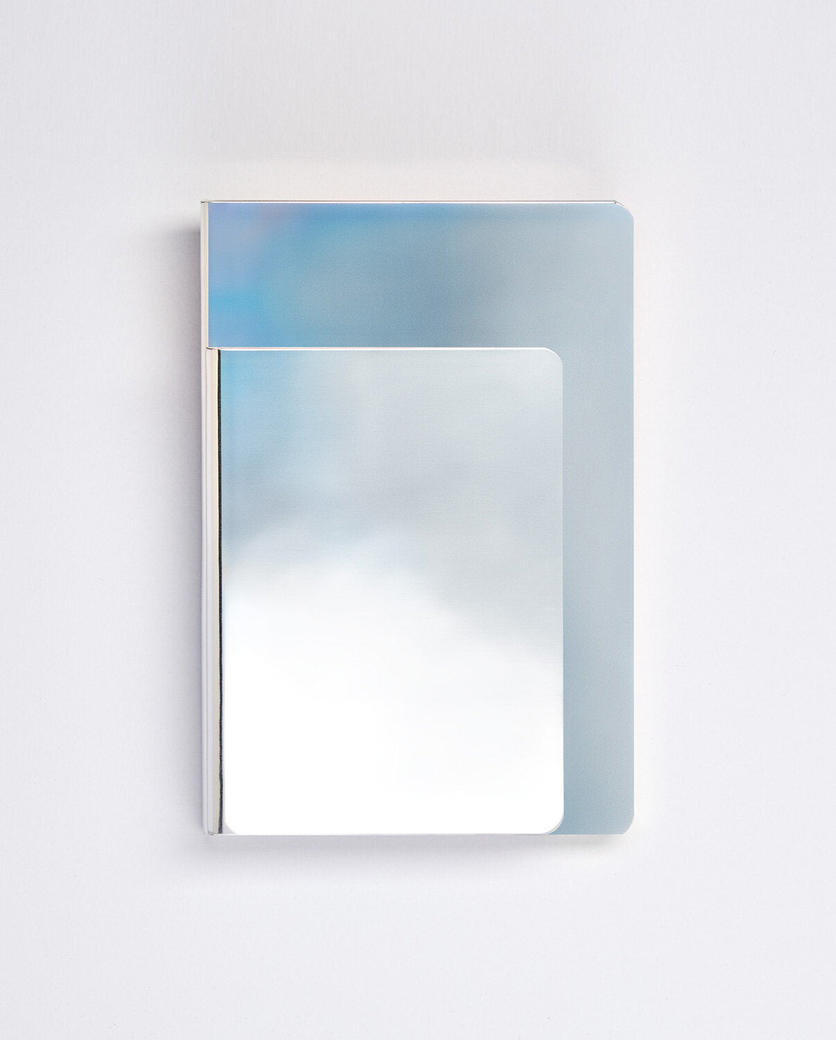Elegancki notatnik fluid chrome z metaliczną okładką od BV JACOB COMPANY na białym tle