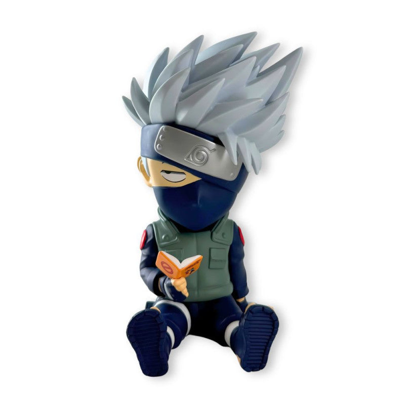 Plastoy skarbonka Naruto Kakashi w formie siedzącej postaci z otwartą książką