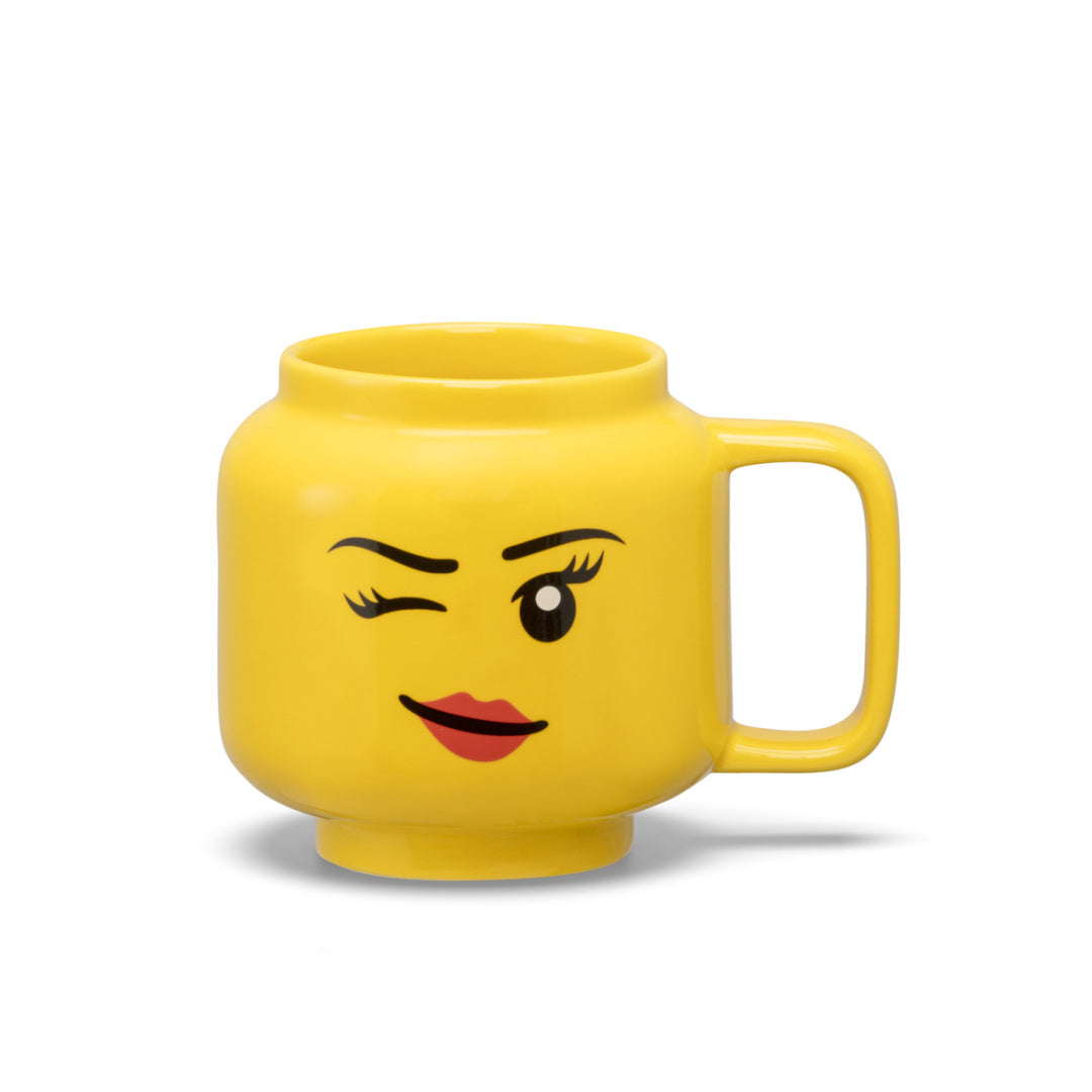 Kubek głowa LEGO dziewczynka w żółtym kolorze z uśmiechem i zamkniętym okiem
