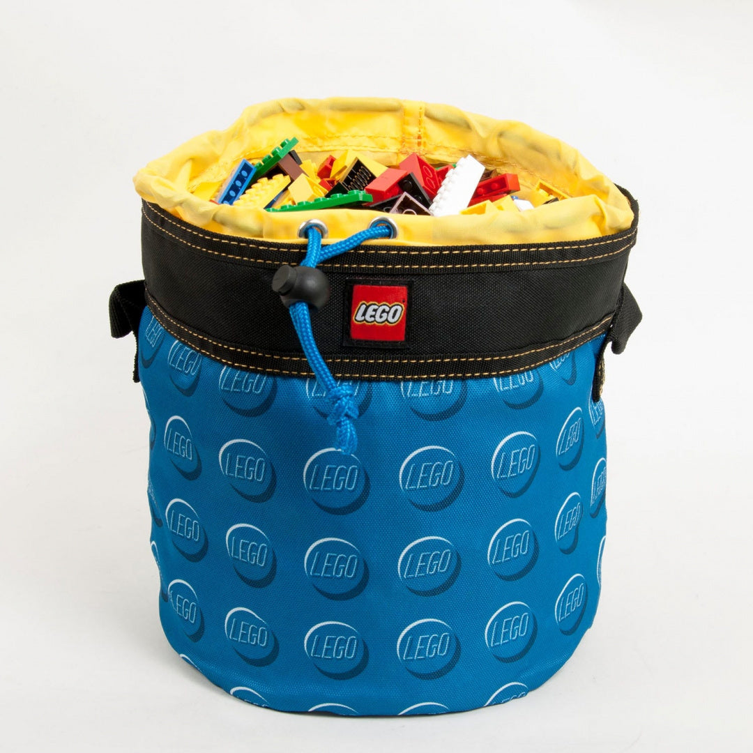 kubełek LEGO na klocki niebieski z żółtym ściągaczem wypełniony kolorowymi klockami LEGO
