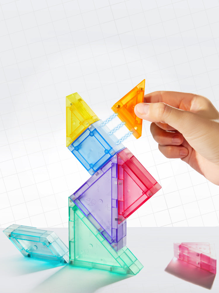 Kolorowy magnetyczny tangram 3D Yamann w ręce układającej kształty geometryczne