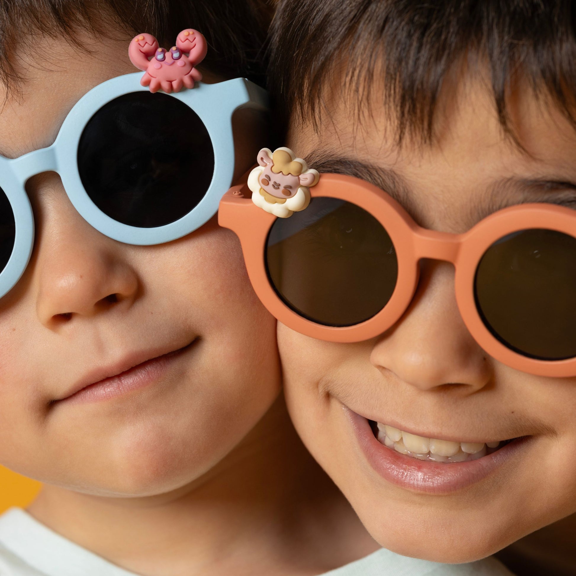 Okulary przeciwsłoneczne dla dzieci BV JACOB COMPANY z kolorowymi ozdobami zwierzątek na oprawkach