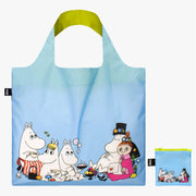 Torba LOQI Moomin z postaciami Muminków na niebieskim tle i żółtymi uchwytami
