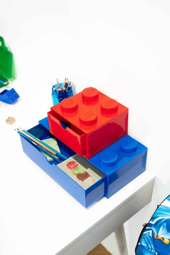 Czerwona i niebieska szufladka LEGO na biurko z miejscem na przybory piśmiennicze