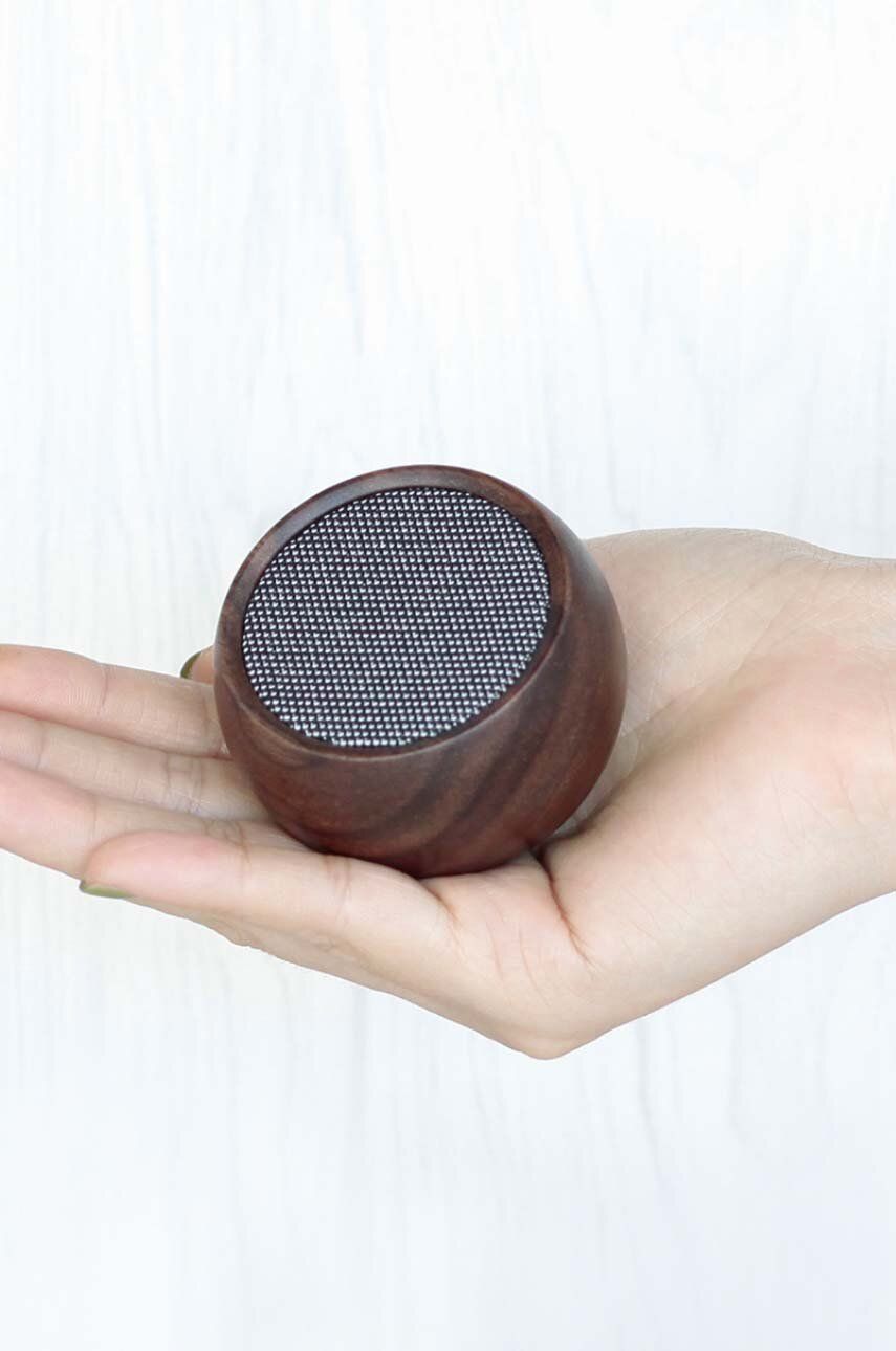 WABOBA AB głośnik bezprzewodowy orzech o kompaktowym kształcie trzymany na dłoni