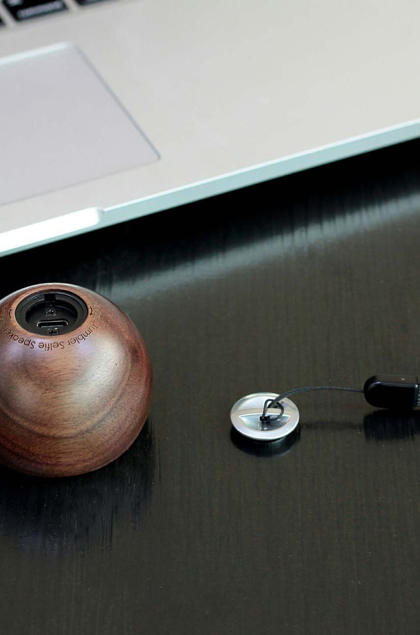 WABOBA AB głośnik bezprzewodowy orzech z drewnianą obudową na czarnym stole obok laptopa