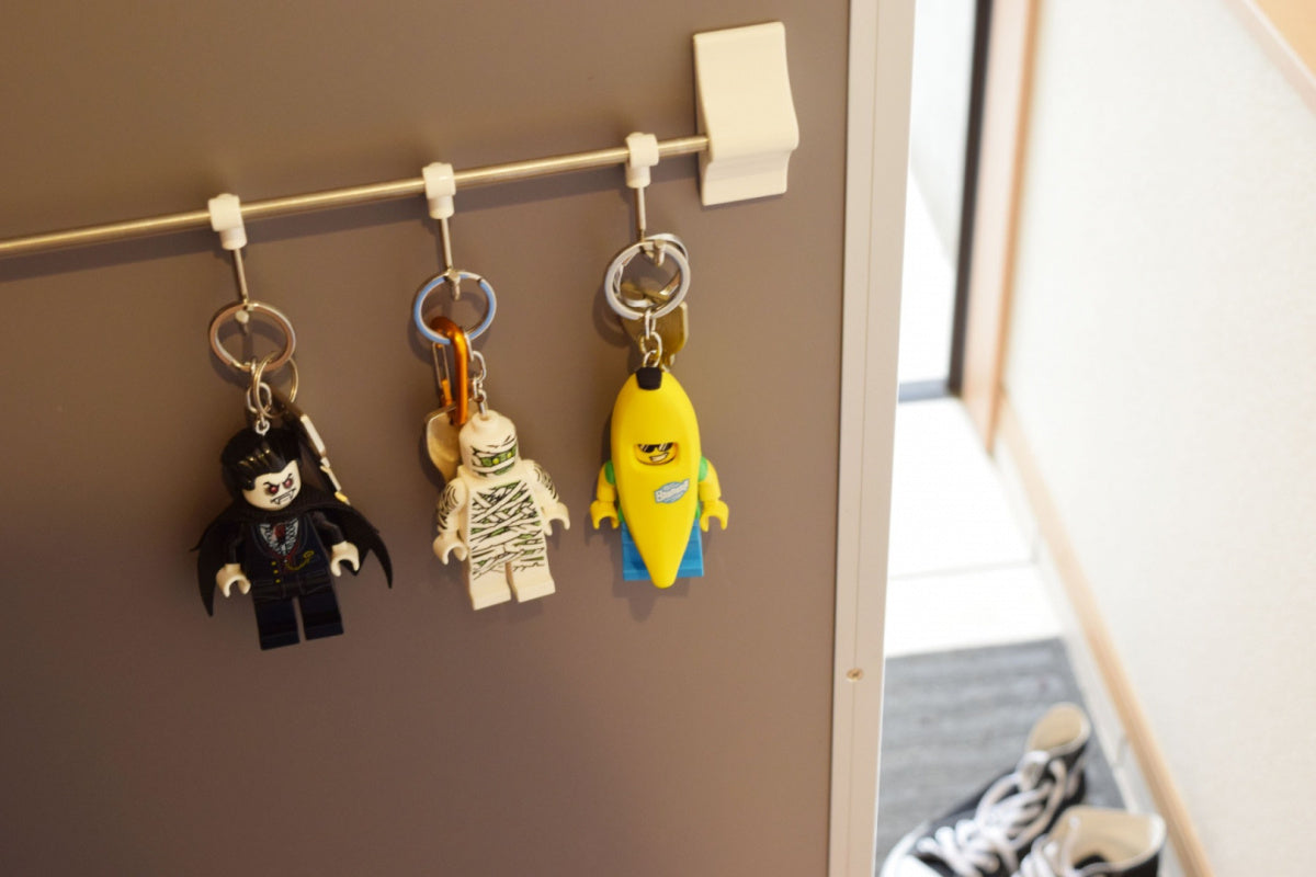 Brelok z latarką LEGO w kształcie postaci Batmana, mumii i banana zawieszony na drążku