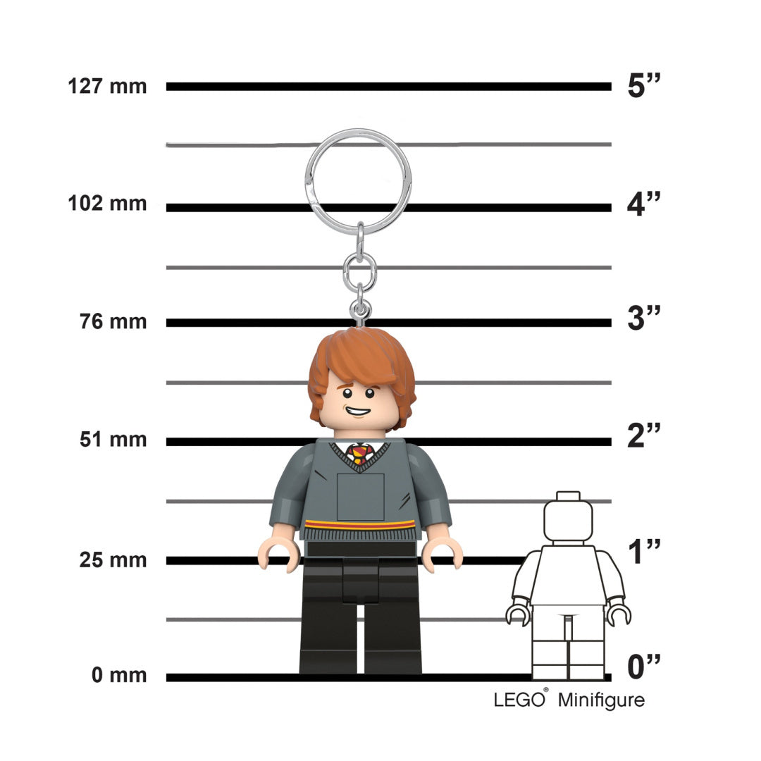 brelok LEGO Harry Potter z figurką postaci w szarej szkole harcerskiej i czerwonych włosach