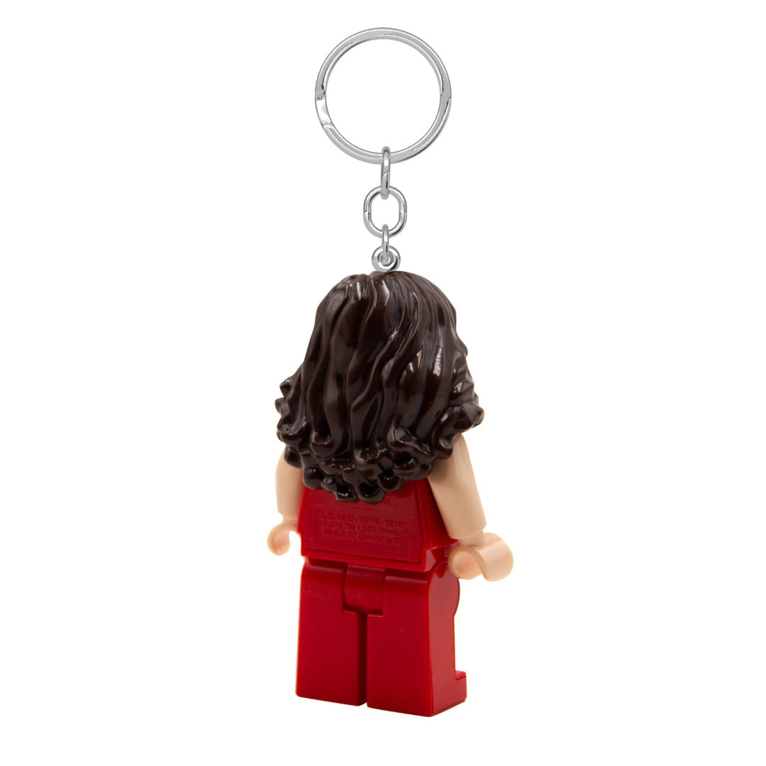 Brelok Wonder Woman LEGO widok z tyłu z brązowymi włosami i czerwonym strojem
