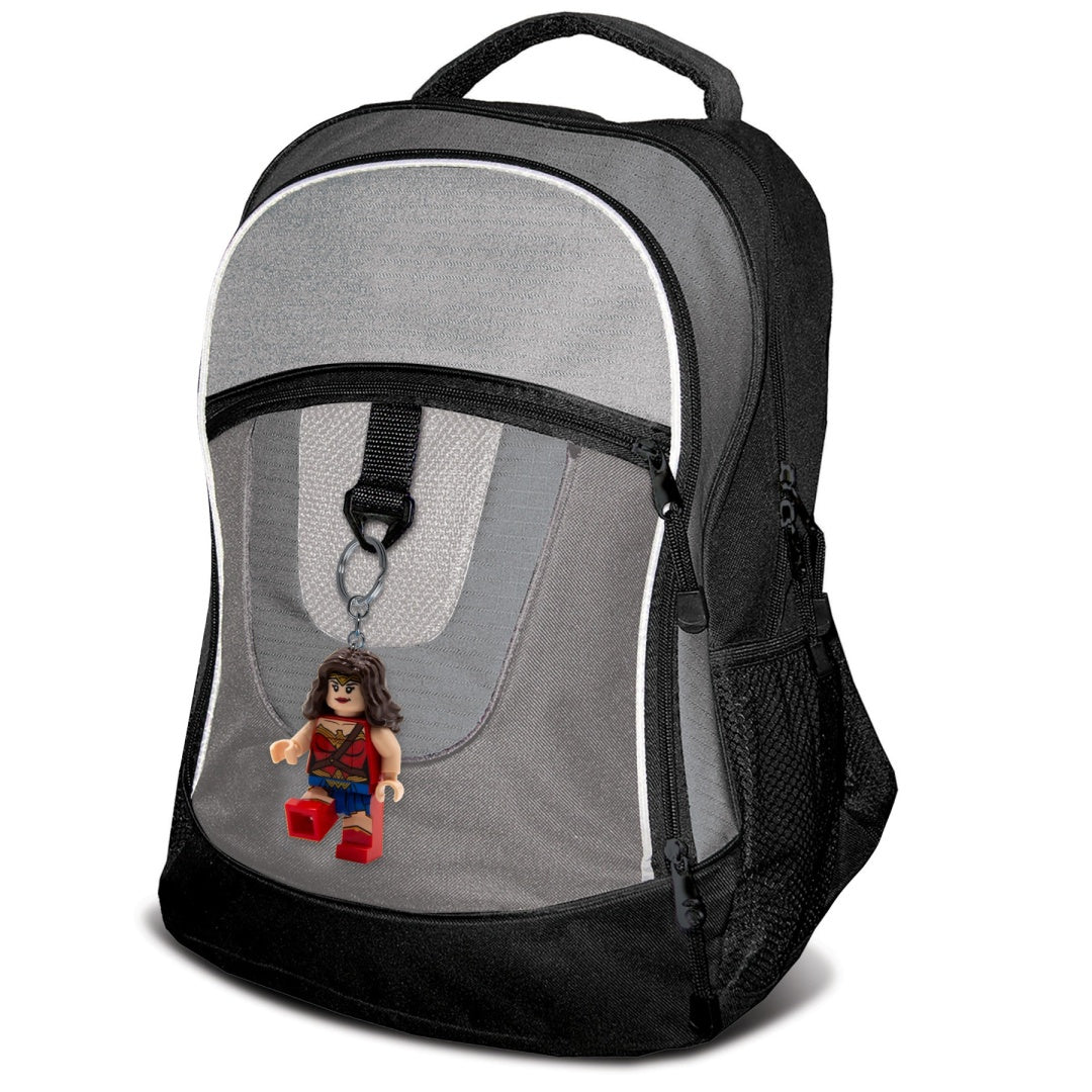 Plecak z szaro-czarnym kolorem ozdobiony brelokiem Wonder Woman LEGO z figurką superbohaterki