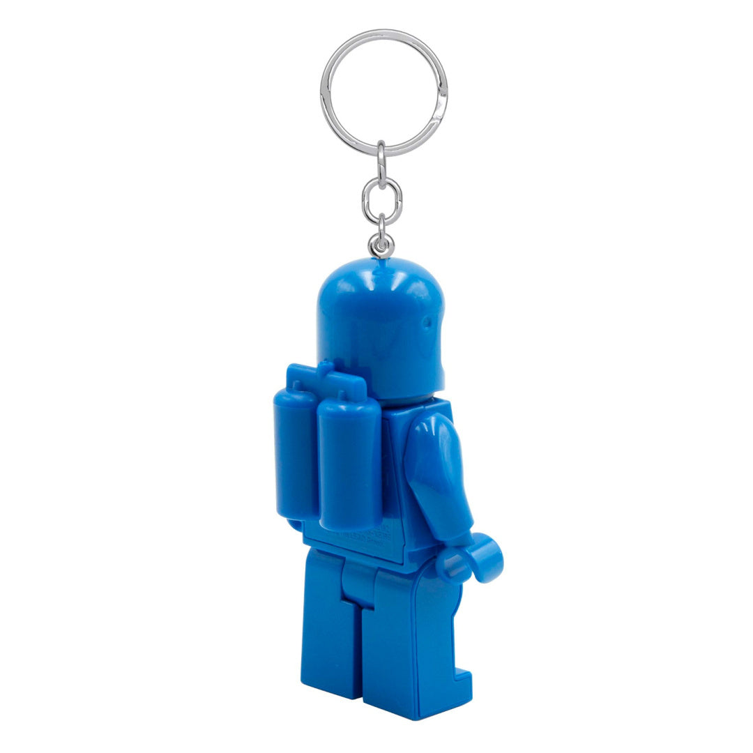 brelok z latarką LEGO w kształcie niebieskiej postaci z plecakiem i metalowym kółkiem do kluczy