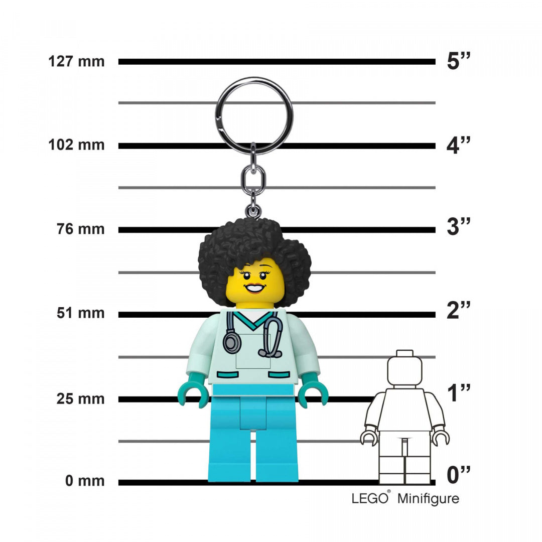 brelok LEGO z latarką przedstawiający figurkę lekarza w kolorowym stroju medycznym