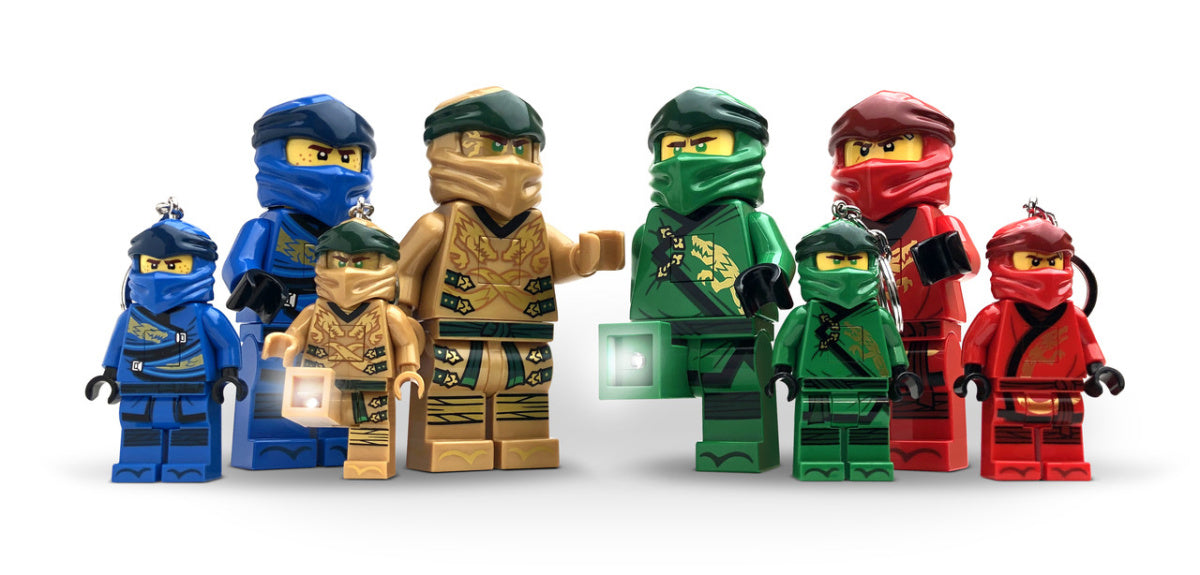 Brelok z latarką LEGO Ninjago przedstawiający postacie ninja w różnych kolorach od producenta MOB