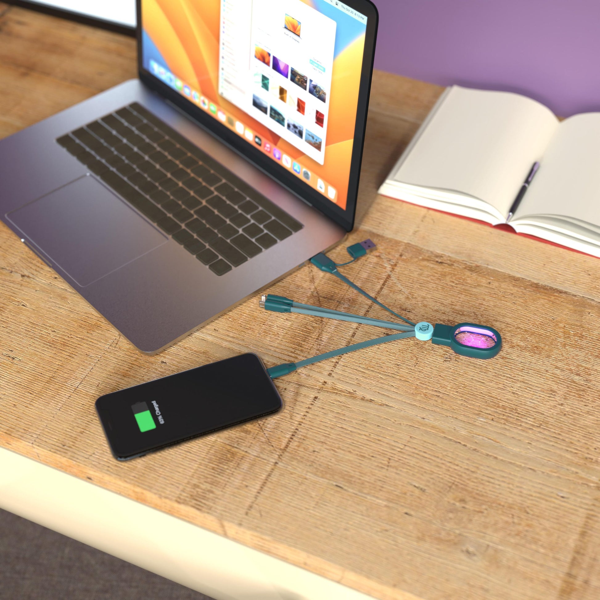 kabel 5 w 1 zodiak strzelec podłączony do laptopa i smartfona na drewnianym biurku