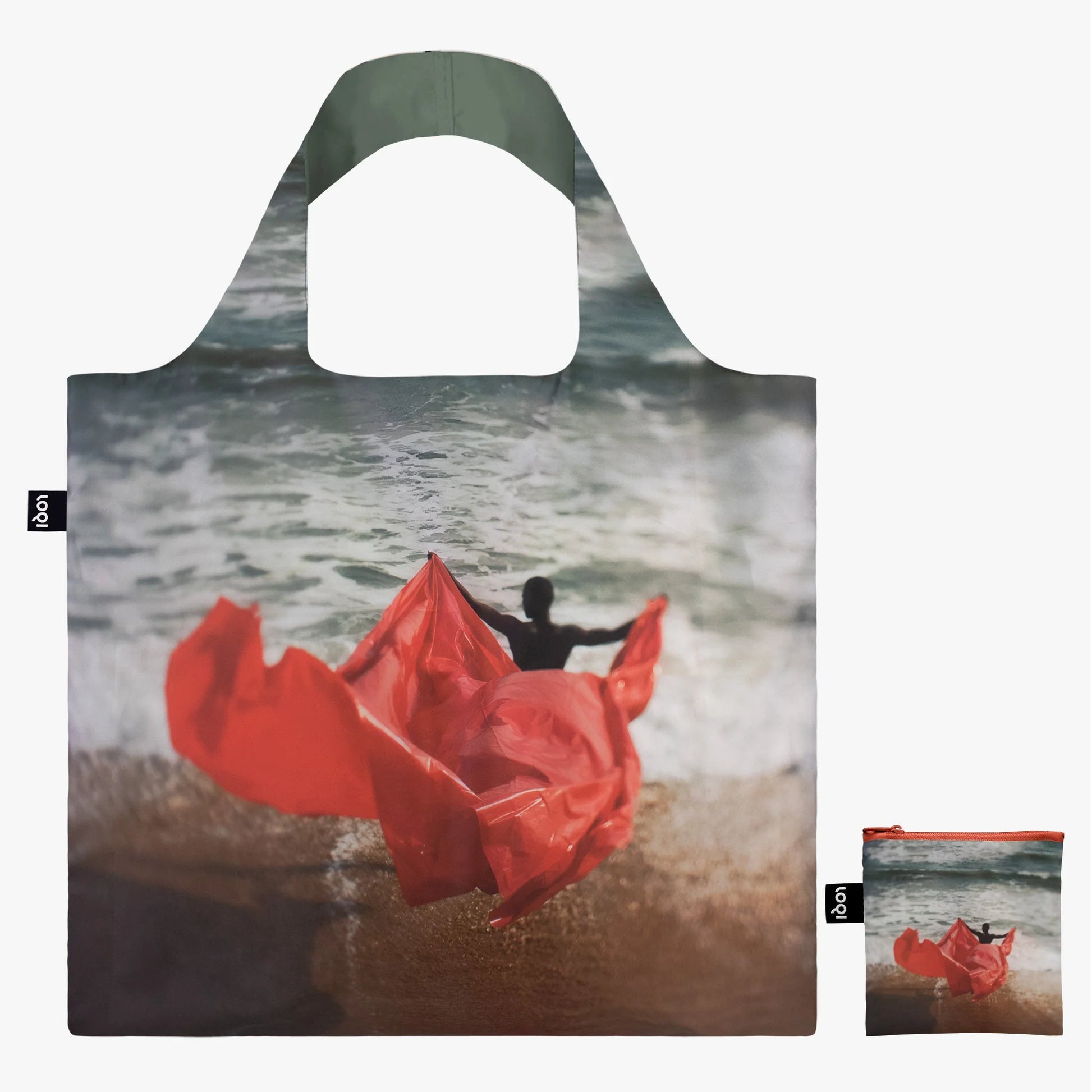 Torba LOQI Cristina de Middel z grafiką osoby z czerwonym materiałem na plaży przy morzu