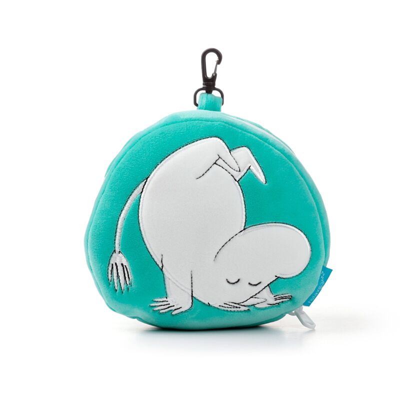 Pluszowa poduszka podróżna Moomin z turkusową osłoną i białą postacią Muminka w pozycji jogi