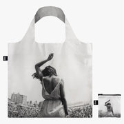 Torba LOQI Venice Beach Rock Festival z czarno-białym nadrukiem kobiety na tle tłumu na plaży