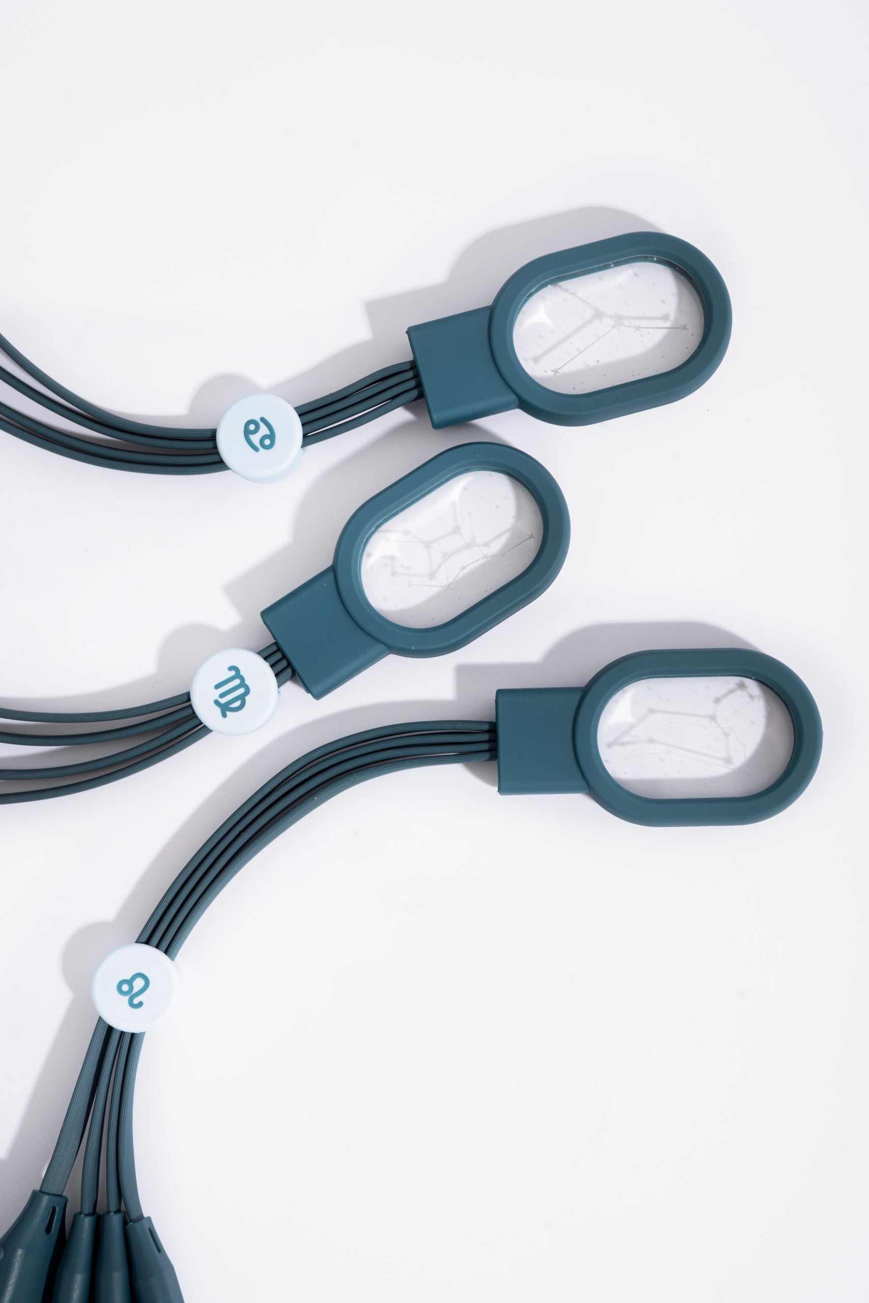 Kabel 5 w 1 Zodiak Strzelec firmy WABOBA AB z trzema wtyczkami o unikalnym designie