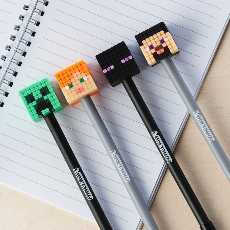 Um conjunto de canetas do Minecraft com cabeças de personagens de pixel em uma mesa com um caderno