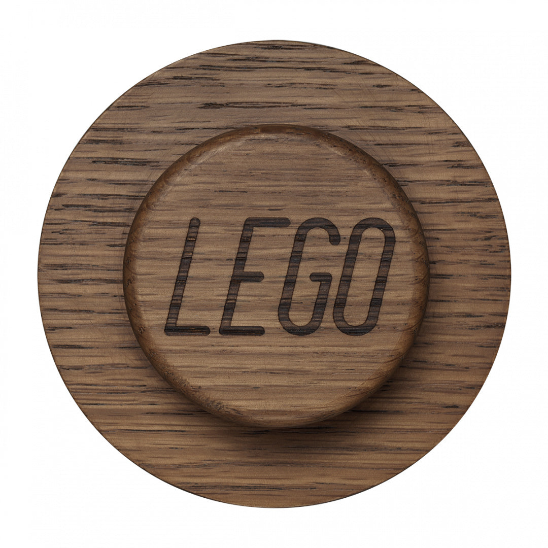 Drewniany wieszak z logo LEGO wykonany z naturalnego drewna od BV JACOB COMPANY