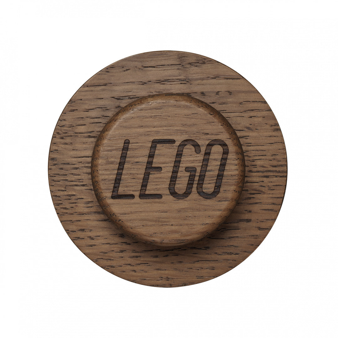 Drewniane wieszaki LEGO z naturalnego drewna o okrągłym kształcie i grawerowanym napisem LEGO
