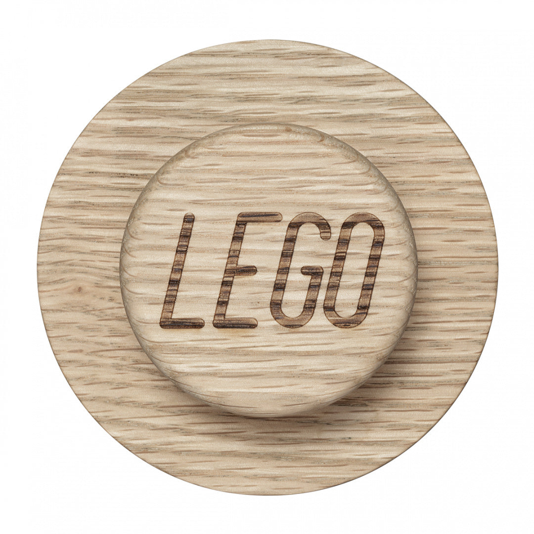 Drewniany wieszak LEGO z naturalnym wykończeniem od BV JACOB COMPANY