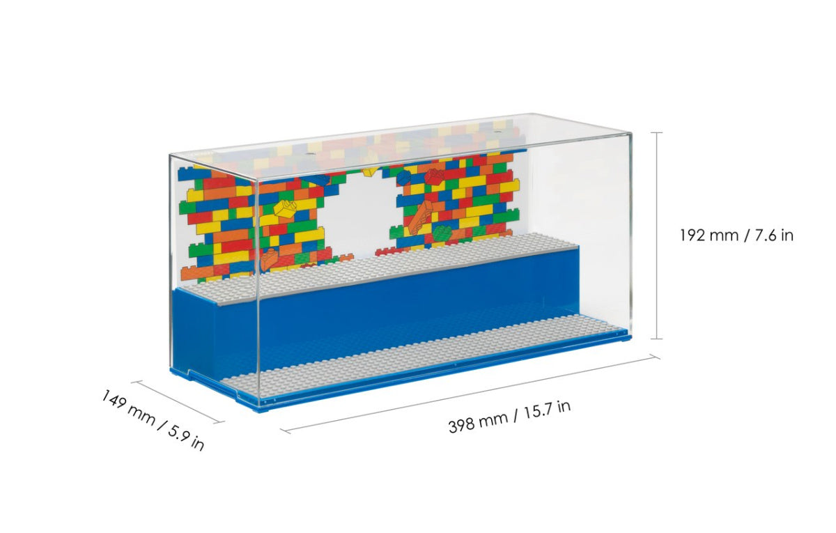 Przezroczysta gablotka na LEGO z platformą i kolorowym tłem imitującym klocki LEGO