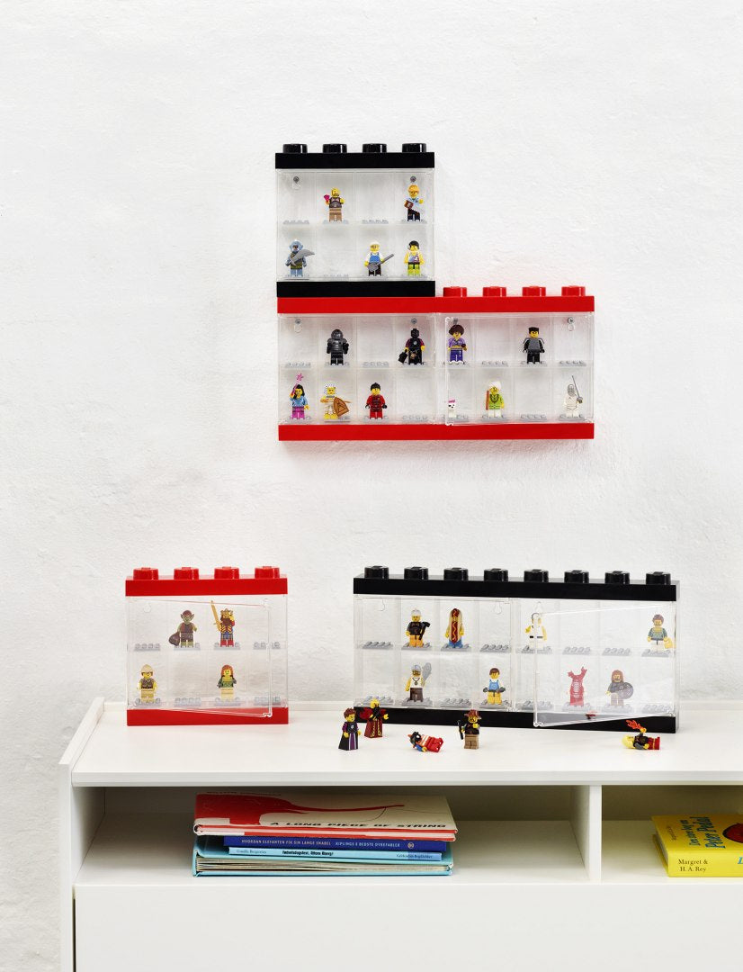 Nowoczesna gablotka na minifigurki LEGO z transparentnymi przegródkami i czerwonym oraz czarnym wykończeniem