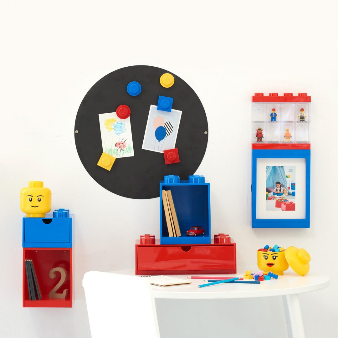 Gablotka na minifigurki LEGO w kolorach czerwonym i niebieskim montowana na ścianie w pokoju dziecięcym