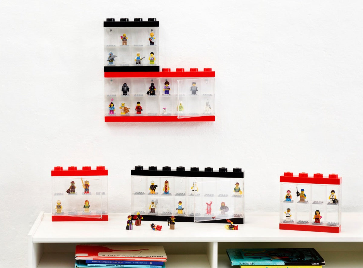 Gablotka na minifigurki LEGO z przezroczystymi półkami i czerwono-czarną ramą na ścianie i na białej półce