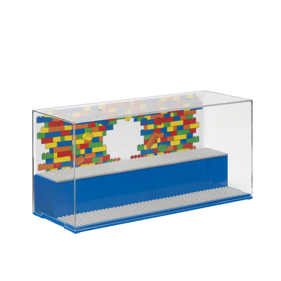 Przezroczysta gablotka na LEGO z platformą i kolorowym wzorem ściany z klocków
