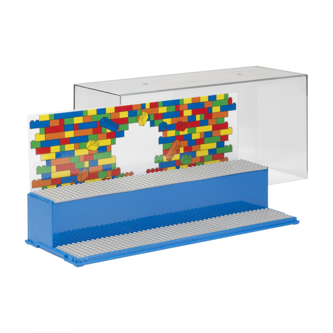 gablotka na LEGO z platformą i kolorową ścianą na tle przezroczystej osłony BV JACOB COMPANY